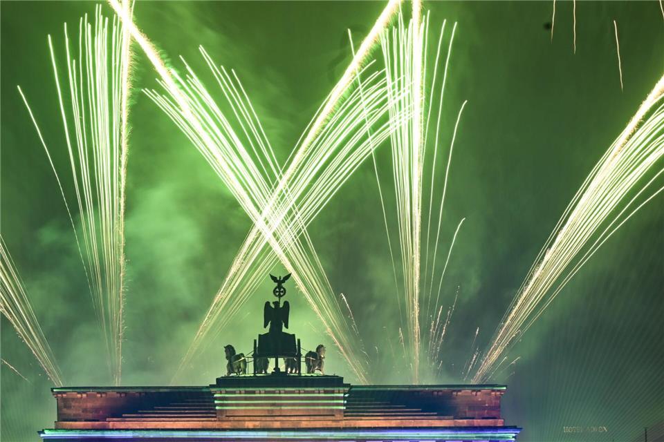 In Berlin feierten Tausende in das neue Jahr hinein. Britta Pedersen/dpa