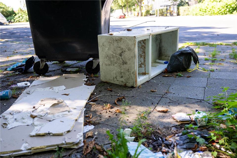 In Berlin finden es viele Menschen normal, Sperrmüll einfach auf der Straße zu entsorgen. (Archivbild)Christophe Gateau/dpa