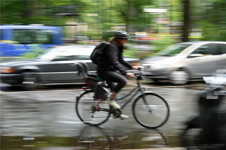 In Berlin gibt es viele neue Möglichkeiten, die Geschichte der Stadt auf dem Fahrrad zu entdecken. (Symbolbild) Malin Wunderlich/dpa