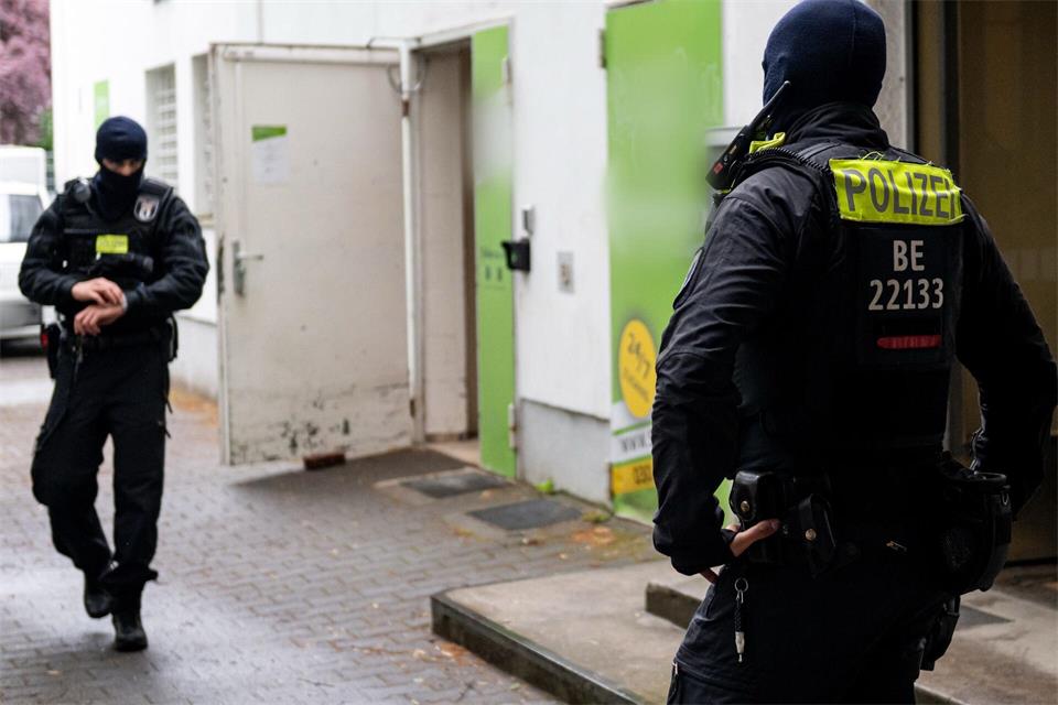 In Berlin gibt es zwei Sondereinheiten, die sich mit Schusswaffengewalt beschäftigen.  (Archivbild)Fabian Sommer/dpa
