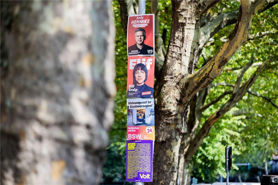 In Berlin hängen Tausende Wahlplakate an Laternenmasten.Christoph Soeder/dpa