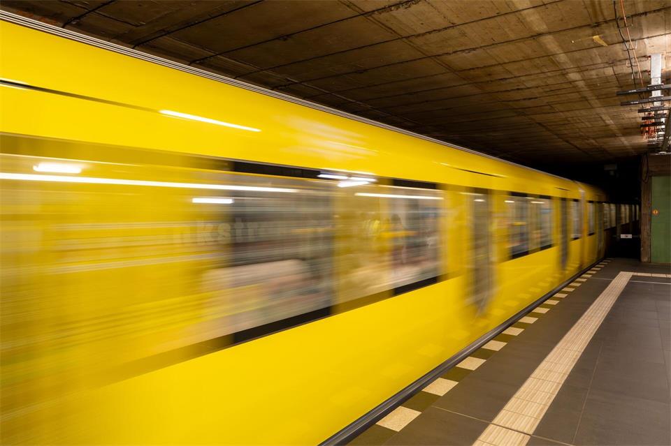 In Berlin ist der Bahnhof Wittenberg wegen eines Brandes an einem Sicherungskasten gesperrt. (Symbolbild)Soeren Stache/dpa