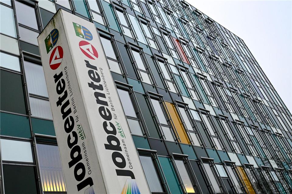 In Berlin ist die Arbeitslosigkeit im Vergleich zu Februar leicht gesunken. (Symbolbild)Jens Kalaene/dpa