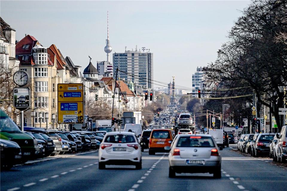 In Berlin ist die Zahl der privaten Autos zuletzt leicht gesunken. (Archivbild)Britta Pedersen/dpa