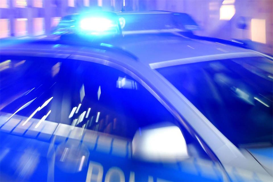In Berlin ist ein schwules Paar nachts von zwei Unbekannten angegriffen worden. (Symbolbild)Carsten Rehder/dpa