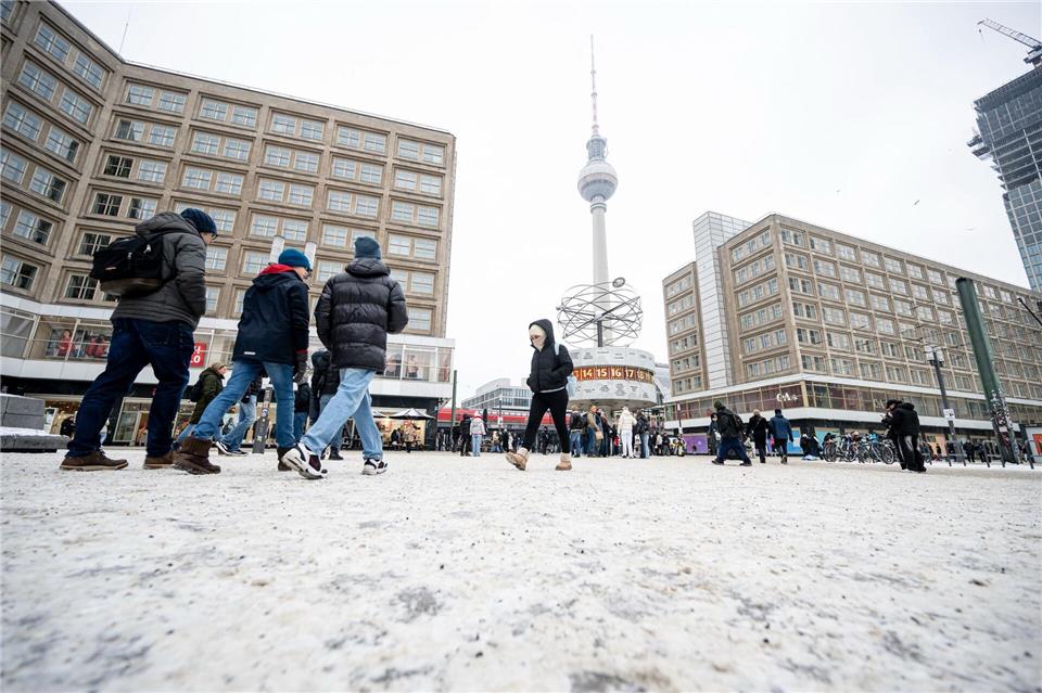 In Berlin ist es seit Tagen eiskalt - und die Temperaturen bleiben unter null. (Archivbild) Fabian Sommer/dpa