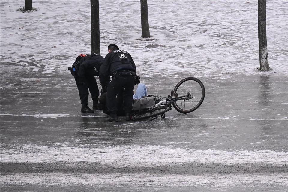 In Berlin ist es seit Tagen glatt (Archivbild).Britta Pedersen/dpa