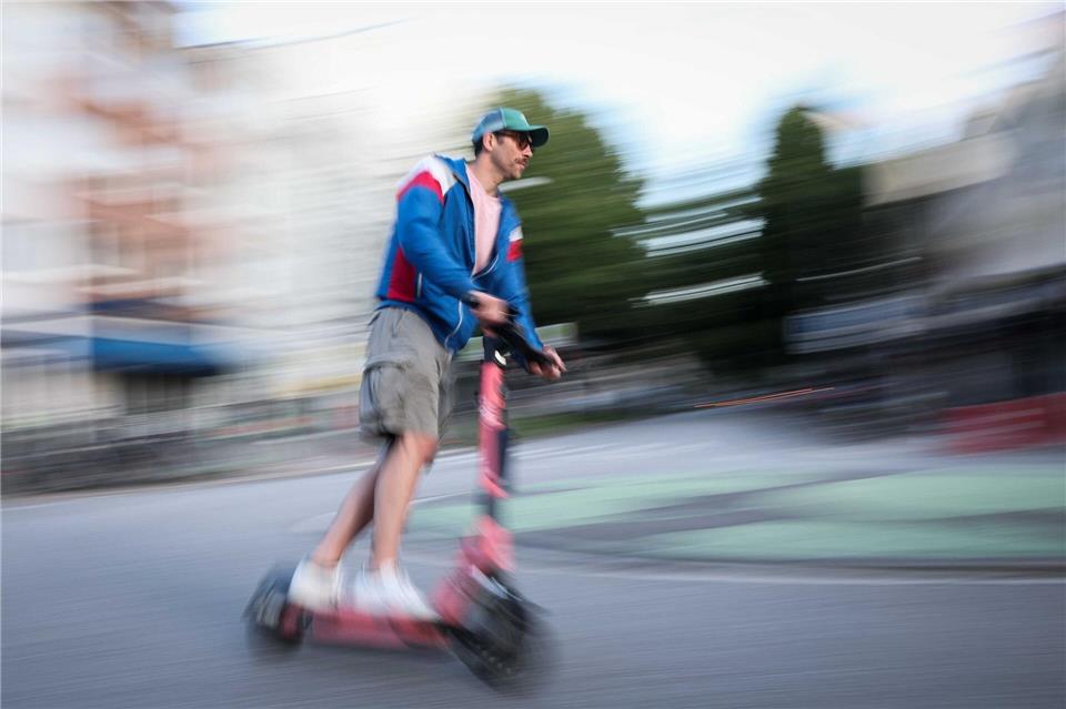 In Berlin ist es wieder zu einem schweren Unfall von Minderjährigen auf einem E-Roller gekommen. (Symbolbild)Christian Charisius/dpa
