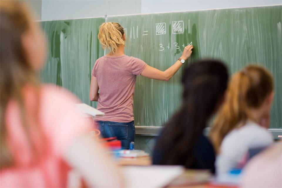 In Berlin können Lehrer jetzt per App die Arbeitszeit erfassen.Julian Stratenschulte/dpa