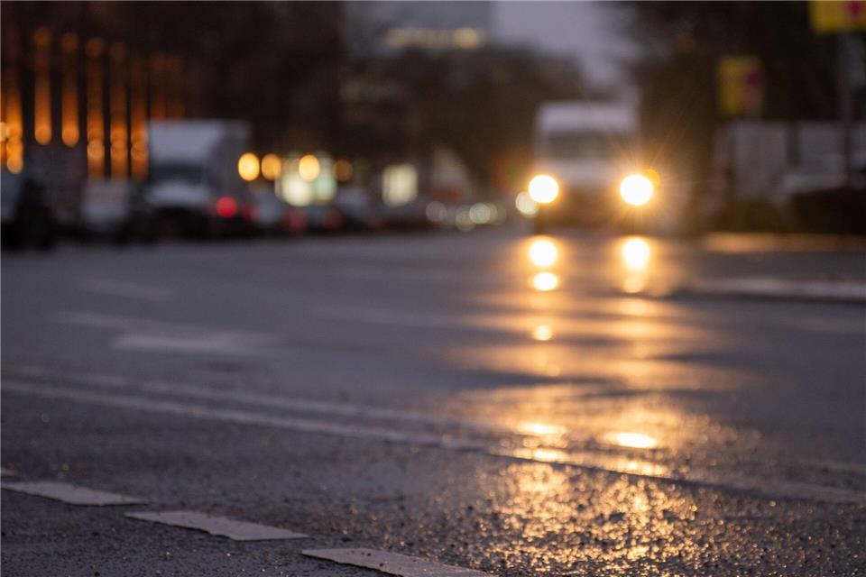 In Berlin könnte es am Morgen auf den Straßen glatt sein. (Archivbild)Monika Skolimowska/dpa