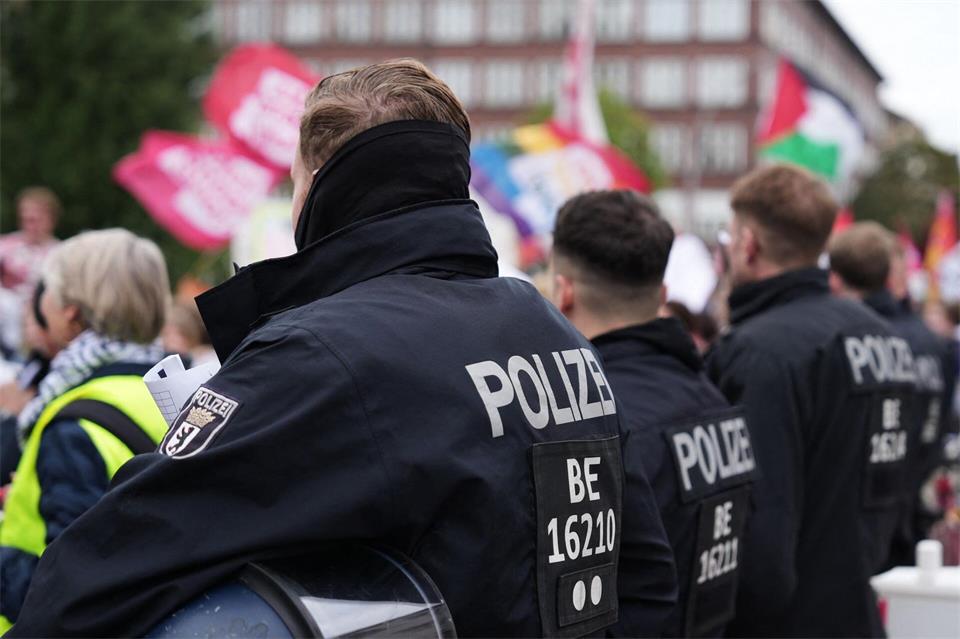 In Berlin nimmt die Polizei bei einer Demonstration gegen die Wehrpflicht 16 Menschen fest.Sven Kaeuler/dpa