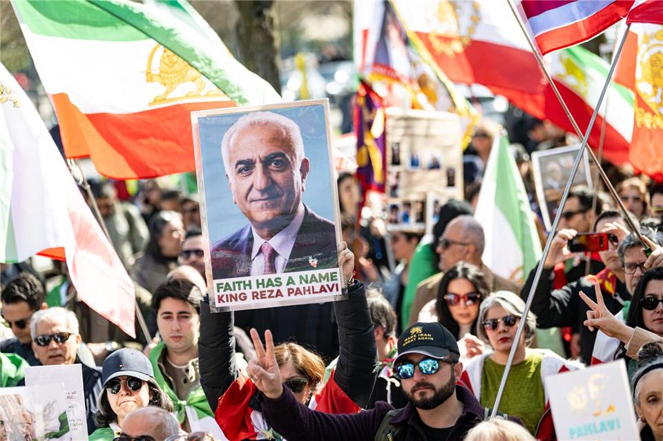 In Berlin sind Demonstrationen für und gegen den Besuch von Schah-Sohn Pahlavi angekündigt.(Archivbild)Fabian Sommer/dpa