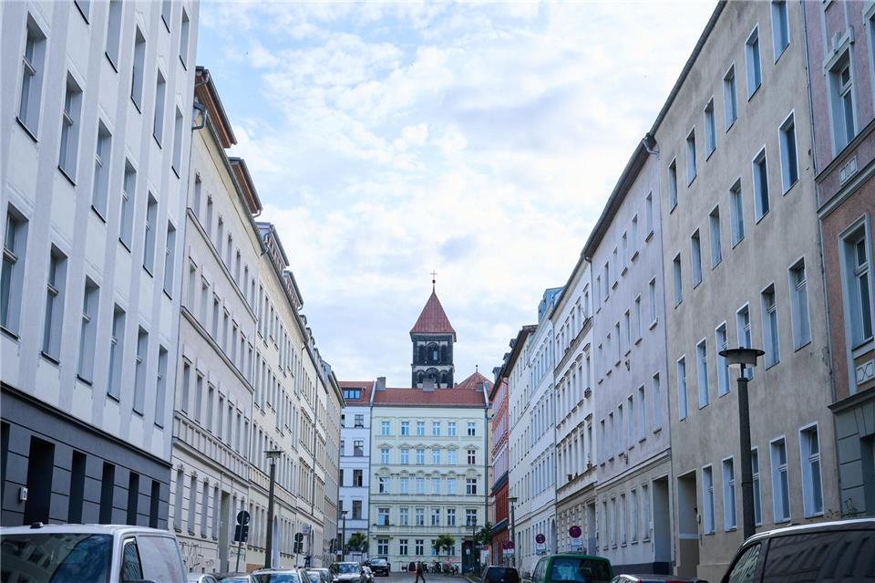Linke will Vermieter zu mehr Sozialwohnungen verpflichten In Berlin sind bezahlbare Wohnungen für viele Menschen nur schwer oder gar nicht zu finden. (Archivbild)Annette Riedl/dpa