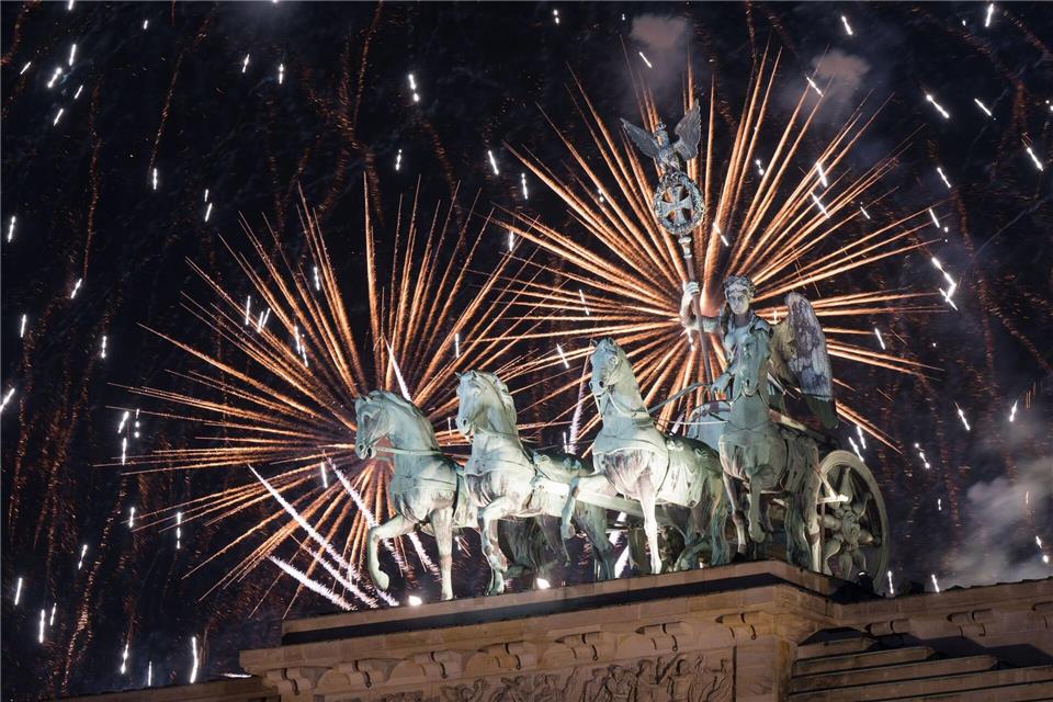 In Berlin soll Silvester auch in diesem Jahr am Brandenburger Tor gefeiert werden. (Archivbild)Sebastian Gollnow/dpa