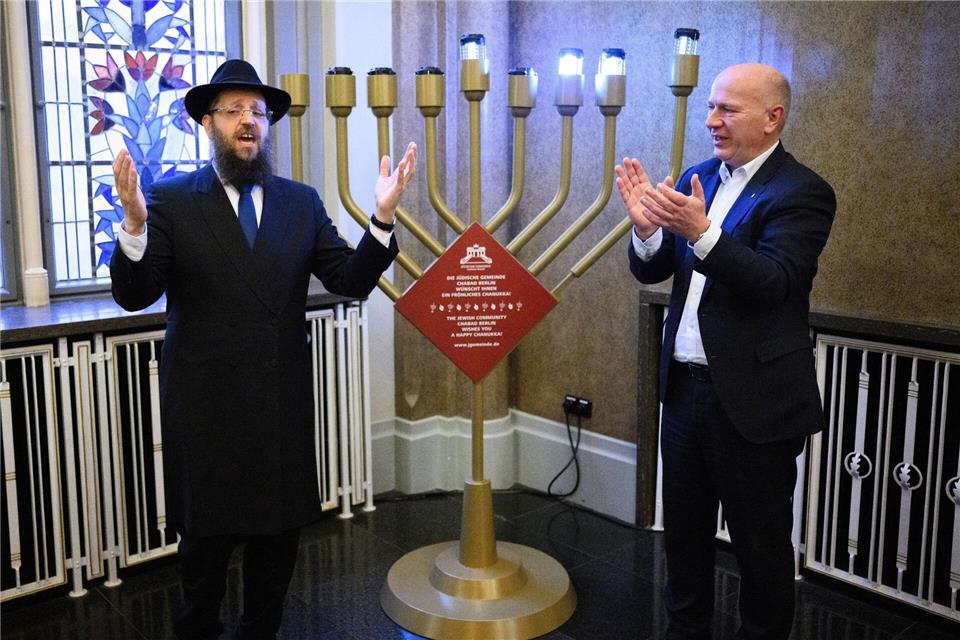 In Berlin stehen an 55 Stellen Chanukka-Leuchter, darunter im Roten Rathaus.Bernd von Jutrczenka/dpa