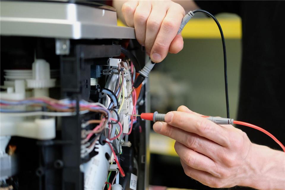 In Berlin steht der städtische Zuschuss zur Reparatur von Elektrogeräten vor dem Aus. (Illustration)Sebastian Willnow/dpa