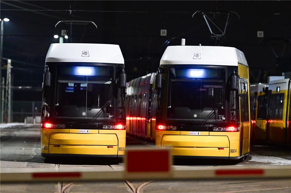 In Berlin trifft der Warnstreik bei der BVG den Bus-, U-Bahn- und Tramverkehr.Sebastian Christoph Gollnow/dpa