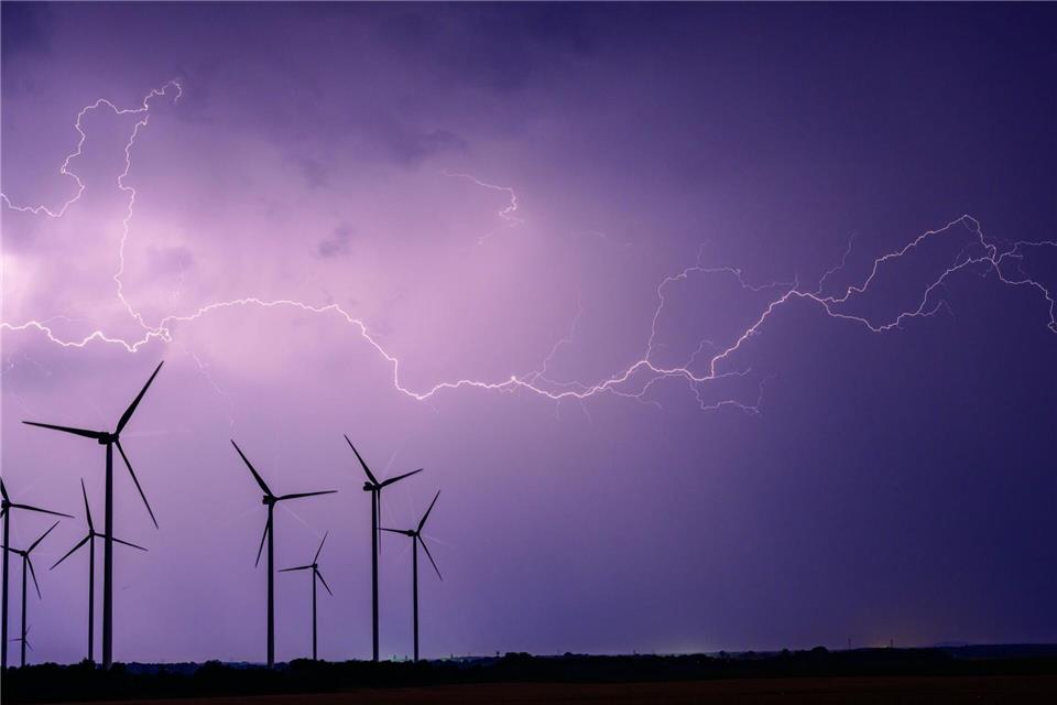 In Berlin und Brandenburg drohen auch am Mittwoch Schauer und Unwetter. (Symbolbild)Patrick Pleul/dpa