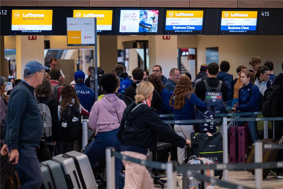 In Berlin und Brandenburg haben die Sommerferien begonnen - entsprechend voll wird es heute und in den nächsten Tagen am Flughafen BER.Soeren Stache/dpa