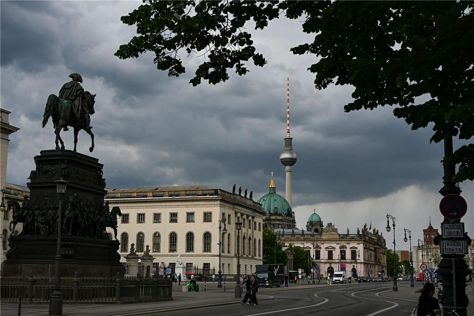 In Berlin und Brandenburg kann es am Sonntag immer wieder regnen. (Symbolbild)Jens Kalaene/dpa