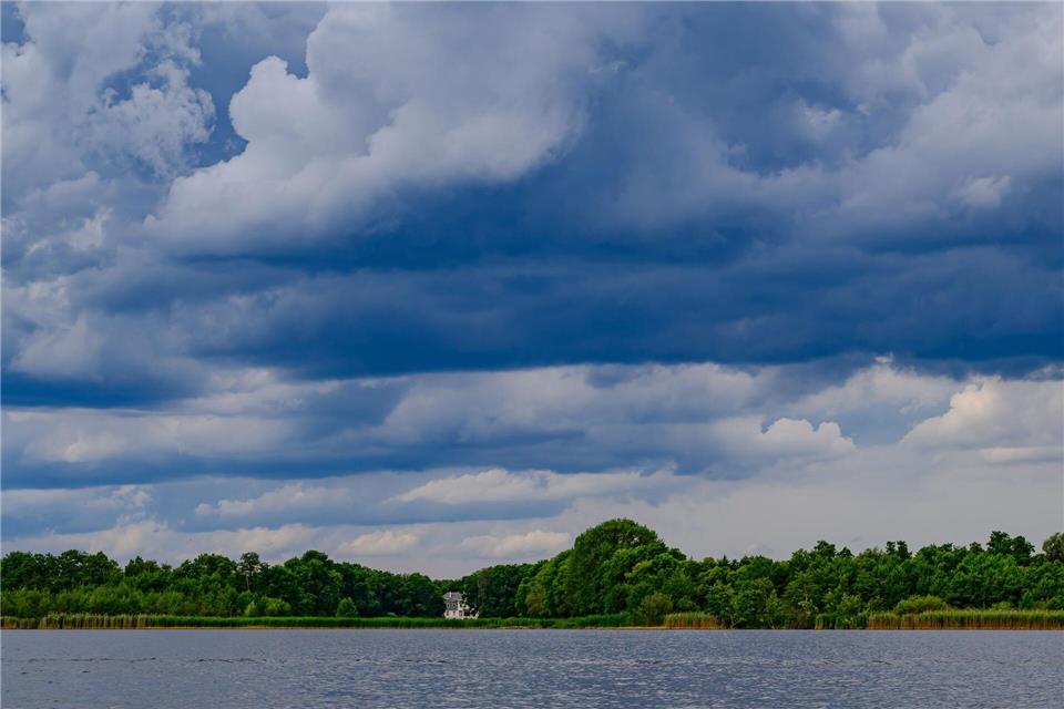 In Berlin und Brandenburg wird es erst heiß, dann kommen Gewitter. (Archivbild)Patrick Pleul/dpa