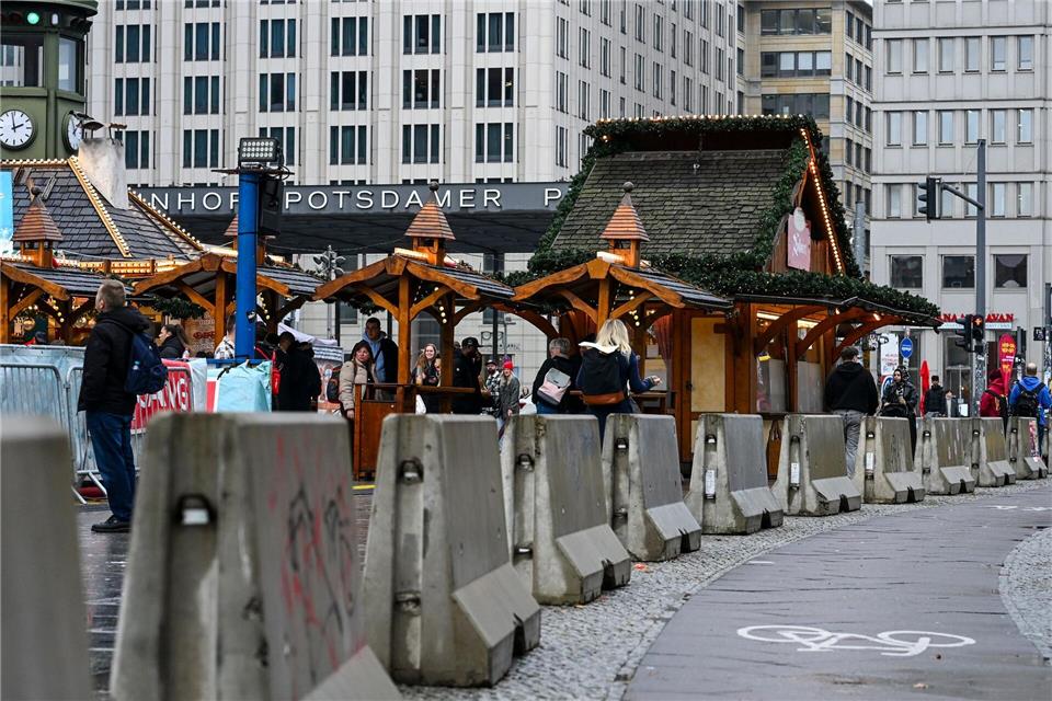 In Berlin und den anderen deutschen Städten werden die Weihnachtsmärkte mit Sperrelementen gesichert. Jens Kalaene/dpa