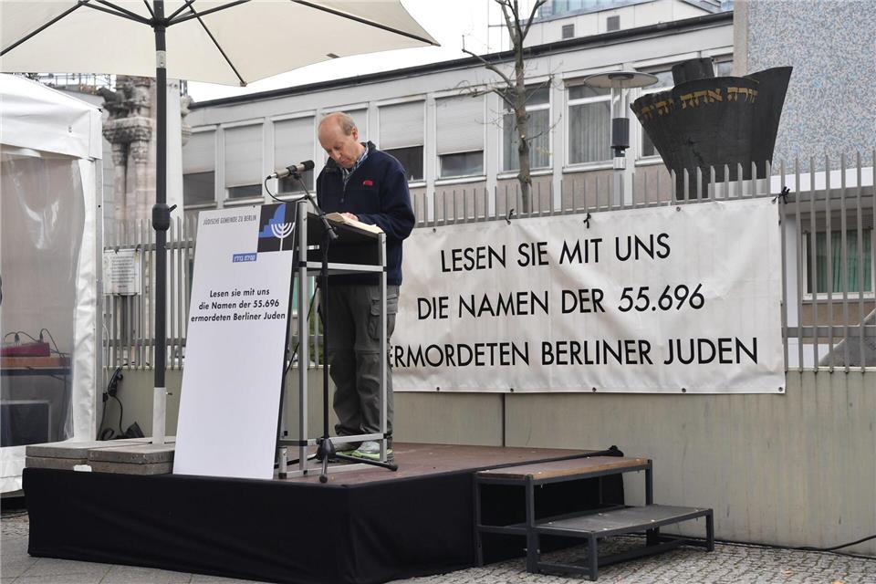 In Berlin werden die Namen ermordeter Juden vorgelesen. Paul Zinken/dpa