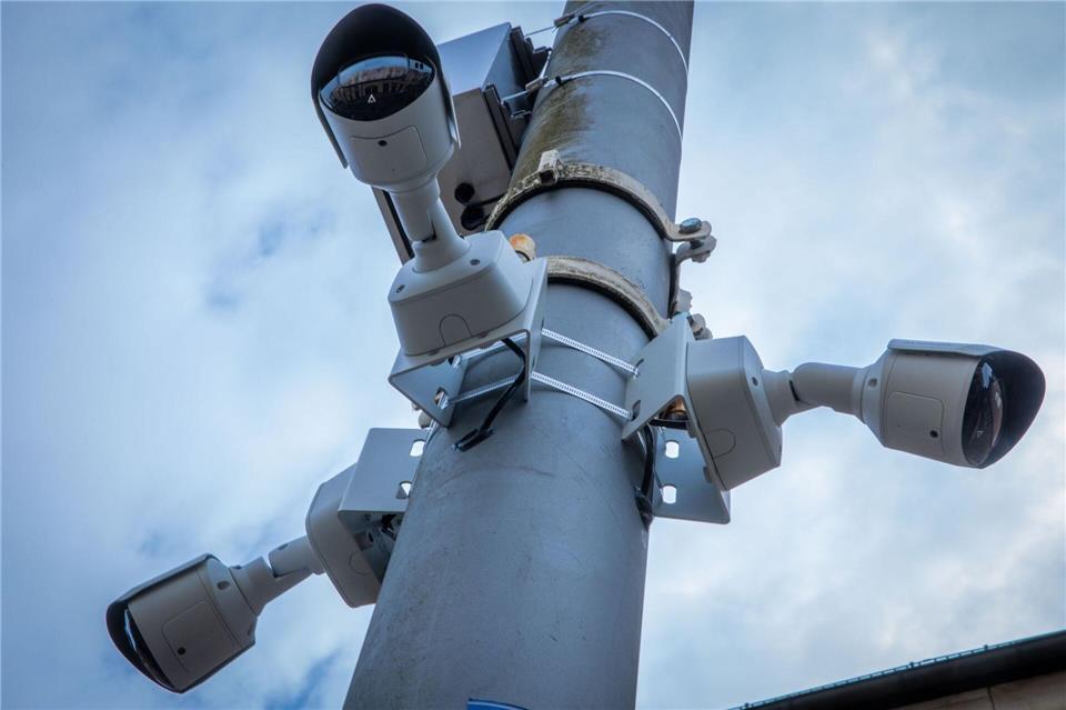 In Berlin will die Polizei Videokameras mit Künstlicher Intelligenz (KI) einsetzen. (Symbolbild)   Jens Büttner/dpa