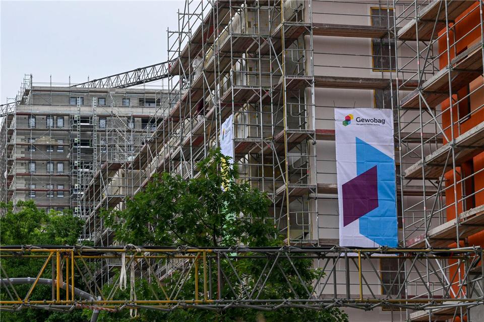 In Berlin wird an vielen Stellen gebaut - was weiter fehlt, sind ausreichend Wohnungen für Landesbedienstete. (Symbolbild) Jens Kalaene/dpa