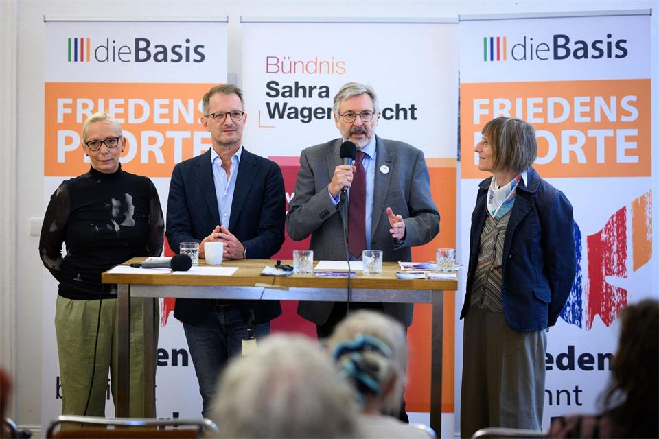 In Berlin wollen der Landesverband der Partei Die Basis und der BSW enger zusammenarbeiten. Das gaben die BSW-Landesvorsitzenden Josephine Thyrêt (l-r) und Alexander King sowie der Basis-Landesvorsitzende Dieter Bonitz und Landesschatzmeisterin Carola Muysers bekannt.  Bernd von Jutrczenka/dpa
