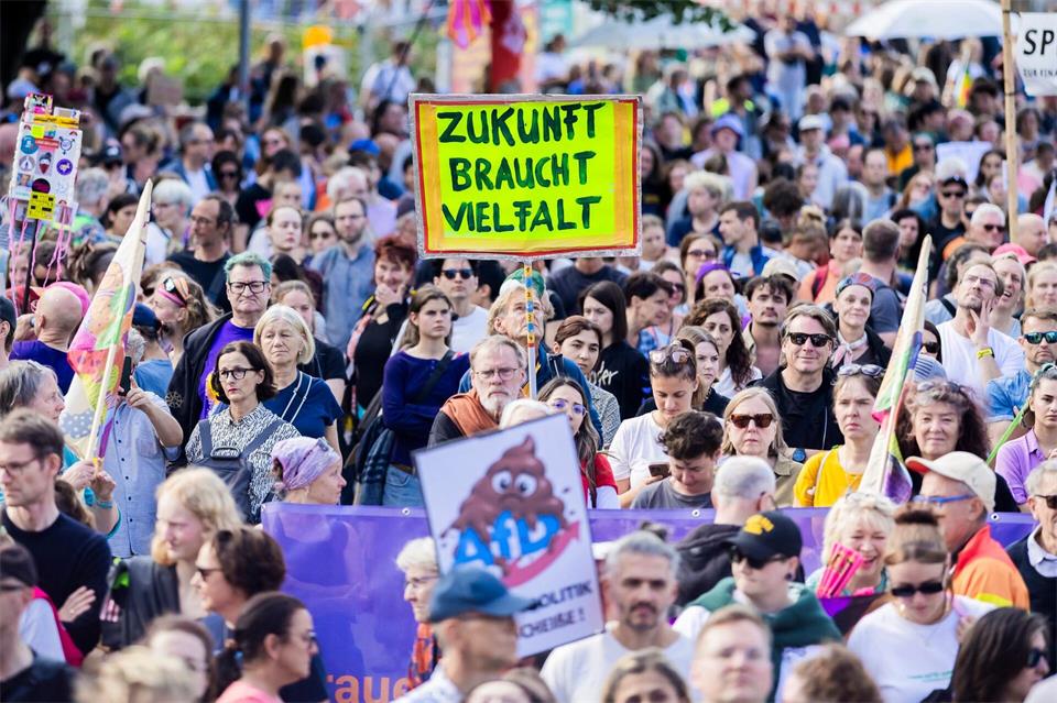In Berlin zogen sieben Demonstrationszüge sternförmig durch die Stadt - nach Polizeiangaben kamen 18.000 Menschen.Christoph Soeder/dpa