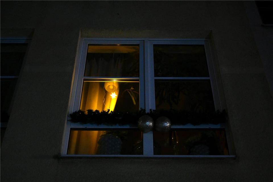 In Berlins Südwesten müssen Tausende Menschen aktuell ohne Strom auskommen - sie nutzen etwa batteriebetriebene Lampen.Elisa Schu/dpa