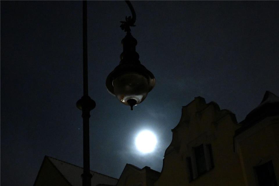 In Berlins Südwesten sind weiterhin Tausende vom Strom abgeschnitten. Elisa Schu/dpa