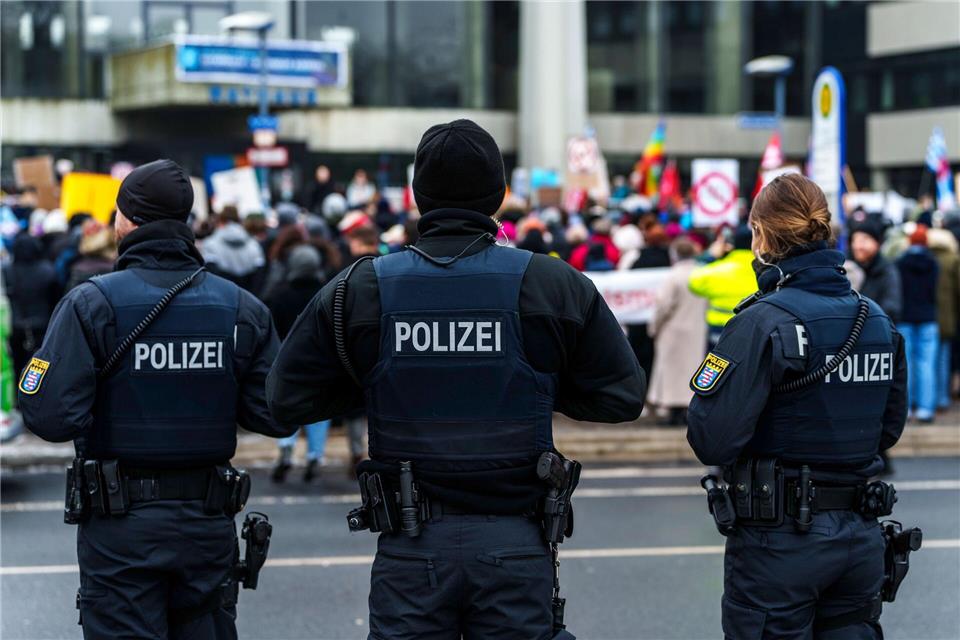 In Berufen, in denen Beschäftigte viel Kontakt mit Menschen haben, ist die emotionale Belastung oft besonders hoch. Zum Beispiel bei der Polizei.picture alliance/dpa