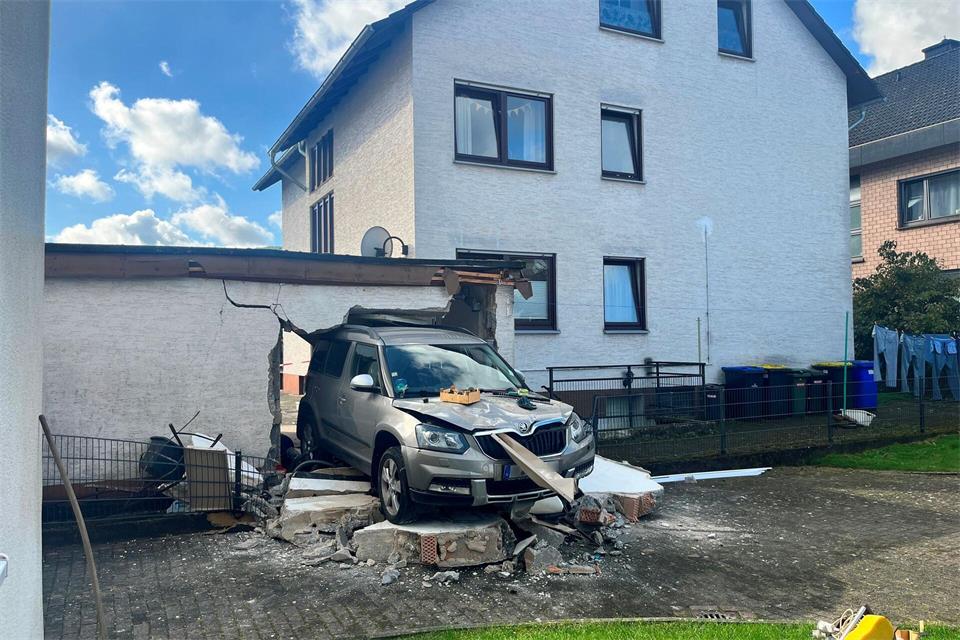 In Beverungen fuhr ein Auto am Freitag durch eine Garagenwand. -/Feuerwehr Beverungen/dpa