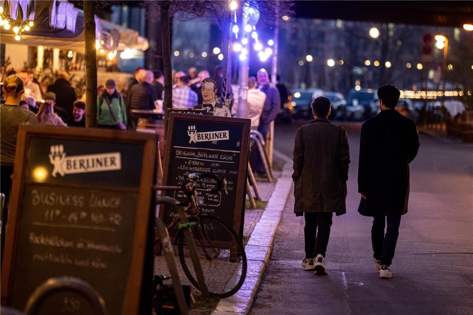 In Bezirken wie Mitte, Friedrichshain-Kreuzberg oder Neukölln gibt es Straßenzüge mit besonders vielen Restaurants, Kneipen oder Bars. Fabian Sommer/dpa