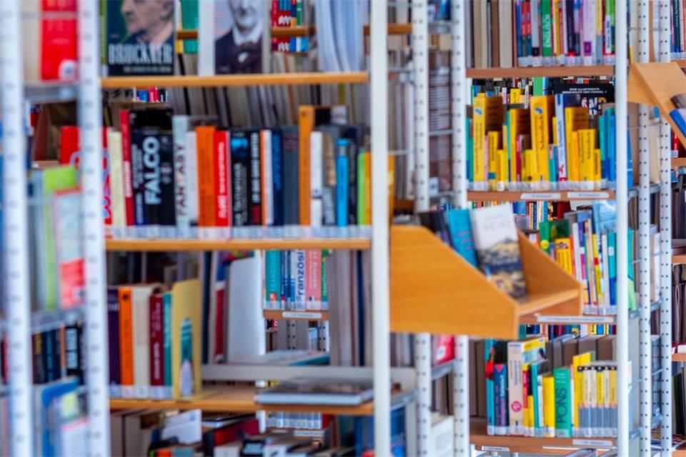 In Bibliotheken gibt es längst mehr als Bücher. (Archivbild)Jens Büttner/dpa