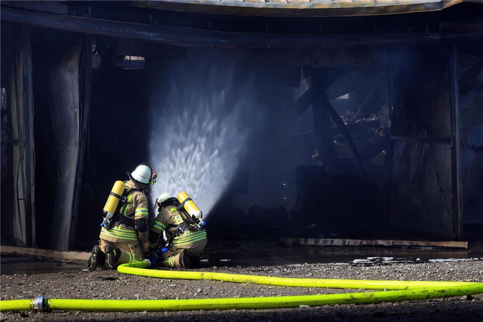 In Bidingen im Allgäu wurde eine Maschinenhalle völlig zerstört.Karl-Josef Hildenbrand/dpa