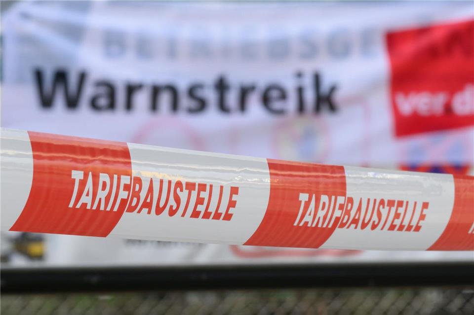 In Bielefeld, Gütersloh und Münster werden am Freitag Nahverkehrsbetriebe bestreikt. (Symbolbild) Robert Michael/dpa