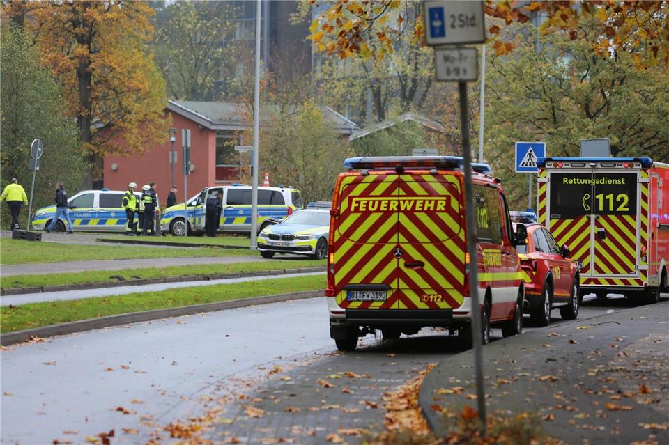 In Bielefeld hat die Polizei einen Platz großräumig abgesperrt. Christian Müller/dpa