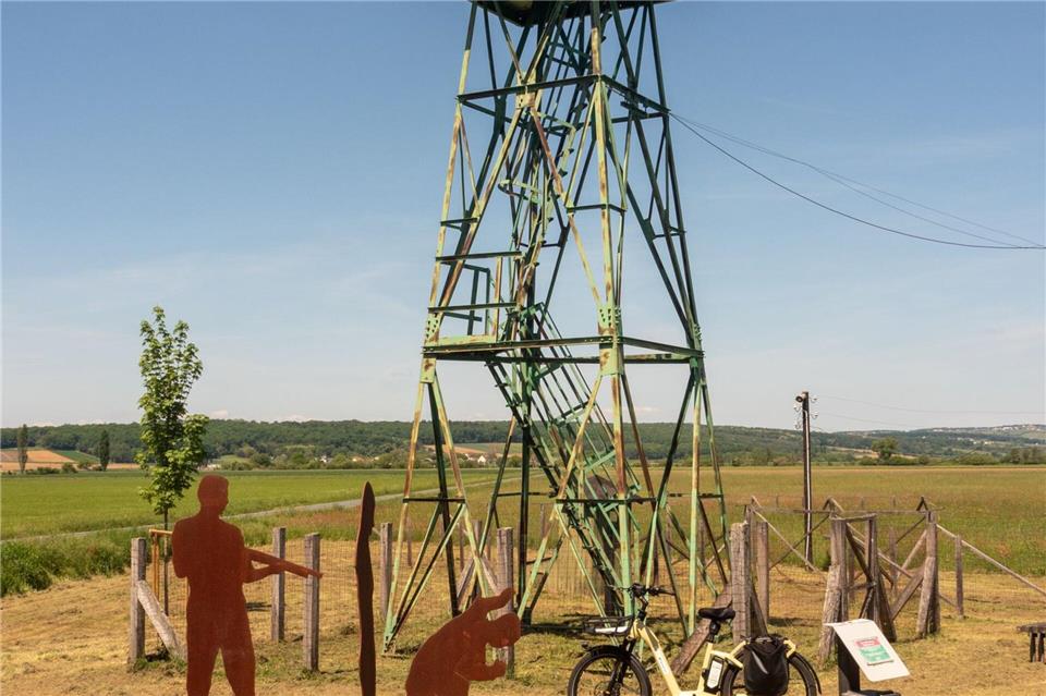 In Bildein streift die Route den „Grenzerfahrungsweg“. Ein Grenzwachturm erinnert an die Zeiten des Eisernen Vorhangs.Andreas Drouve/dpa-tmn