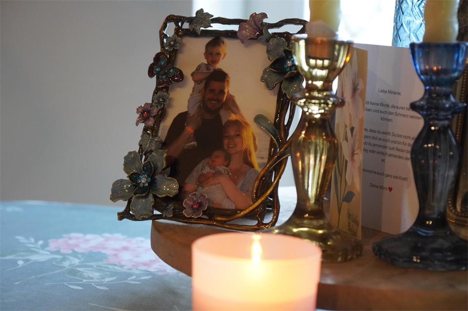 In Bildern und Erinnerungen soll Nick Rensing weiterleben. Das wünscht sich seine Frau Melanie nicht nur für die beiden Söhne Leo (2) und Luis (6 Monate). Viele liebe Nachrichten haben die Familie inzwischen erreicht.