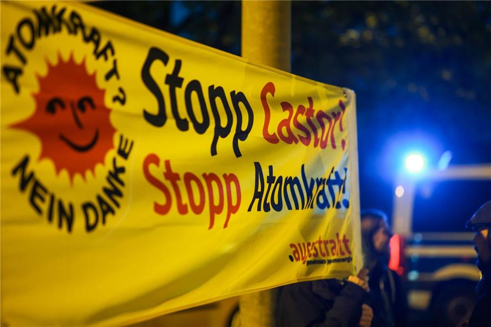 In Bottrop gab es eine Demonstration in der Nähe der Transportstrecke, die über die Autobahn 2 führte. Christoph Reichwein/dpa