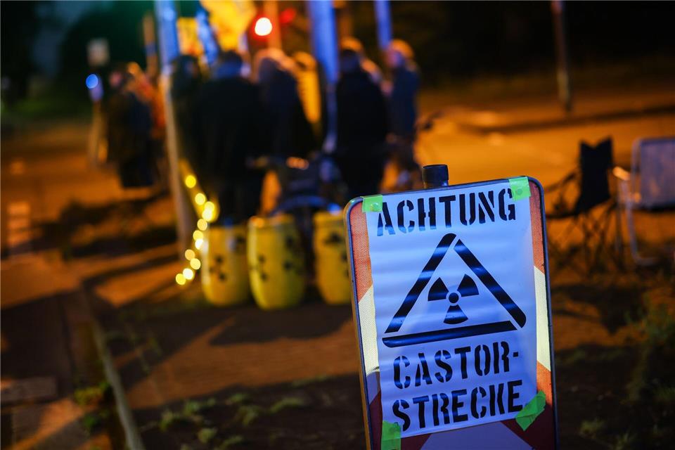 In Bottrop wollen die Demonstranten auf einer Autobahnbrücke in Sichtweite der mutmaßlichen Transportroute demonstrieren. Christoph Reichwein/dpa