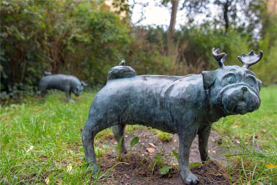 In Brandenburg an der Havel stehen 27 „Waldmöpse“ - eine Erfindung des Humoristen Loriots. Er hatte in seinem Sketch „Tierstunde - Der wilde Waldmops“ im Jahr 1972 ein „scheues Tier mit kurzem, aber kräftigem Gehörn“ skizziert.Soeren Stache/dpa-Zentralbild/dpa