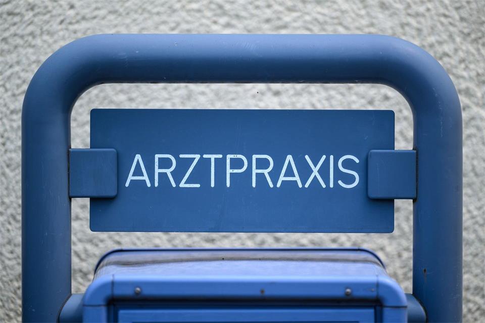 In Brandenburg fehlen vor allem Haus- und Zahnärzte. (Archivbild)Patrick Pleul/dpa
