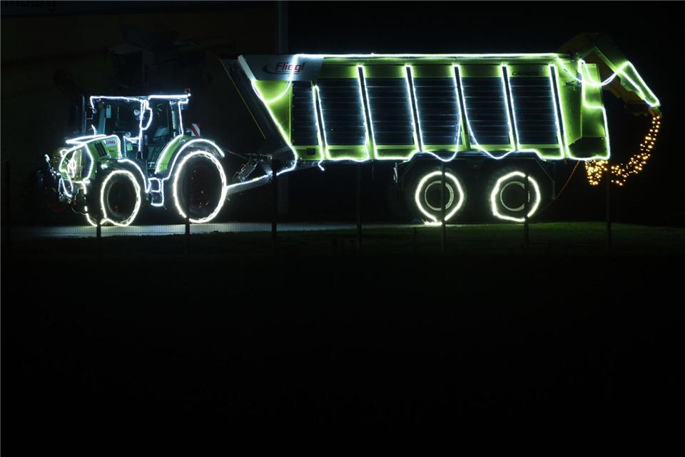 In Brandenburg gelten Lichterfahrten von weihnachtlich leuchtenden Feuerwehrfahrzeugen und Traktoren nun als Brauchtum. (Symbolbild) Thomas Warnack/dpa