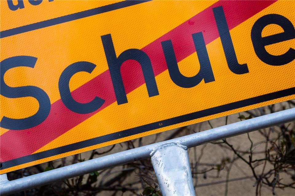 In Brandenburg ist die Zahl der Schülerinnen und Schüler ohne Schulabschluss erneut gestiegen. (Symbolbild) Julian Stratenschulte/dpa
