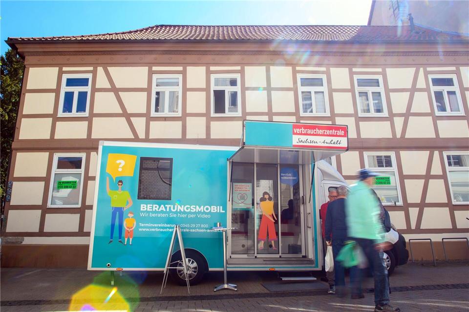 In Brandenburg ist die mobile Verbraucherzentrale längst etabliert. In Sachsen-Anhalt, hier in Burg bei Magdeburg, startete sie Anfang 2025.Klaus-Dietmar Gabbert/dpa