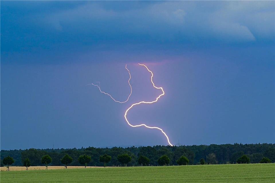 In Brandenburg kam es am Wochenende infolge der Gewitter auch zu Blitzeinschlägen. (Symbolbild)Patrick Pleul/dpa